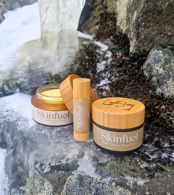 Hudvårdsprodukter utomhus i snö, relevant för artikeln om torr hud trots hudkräm.